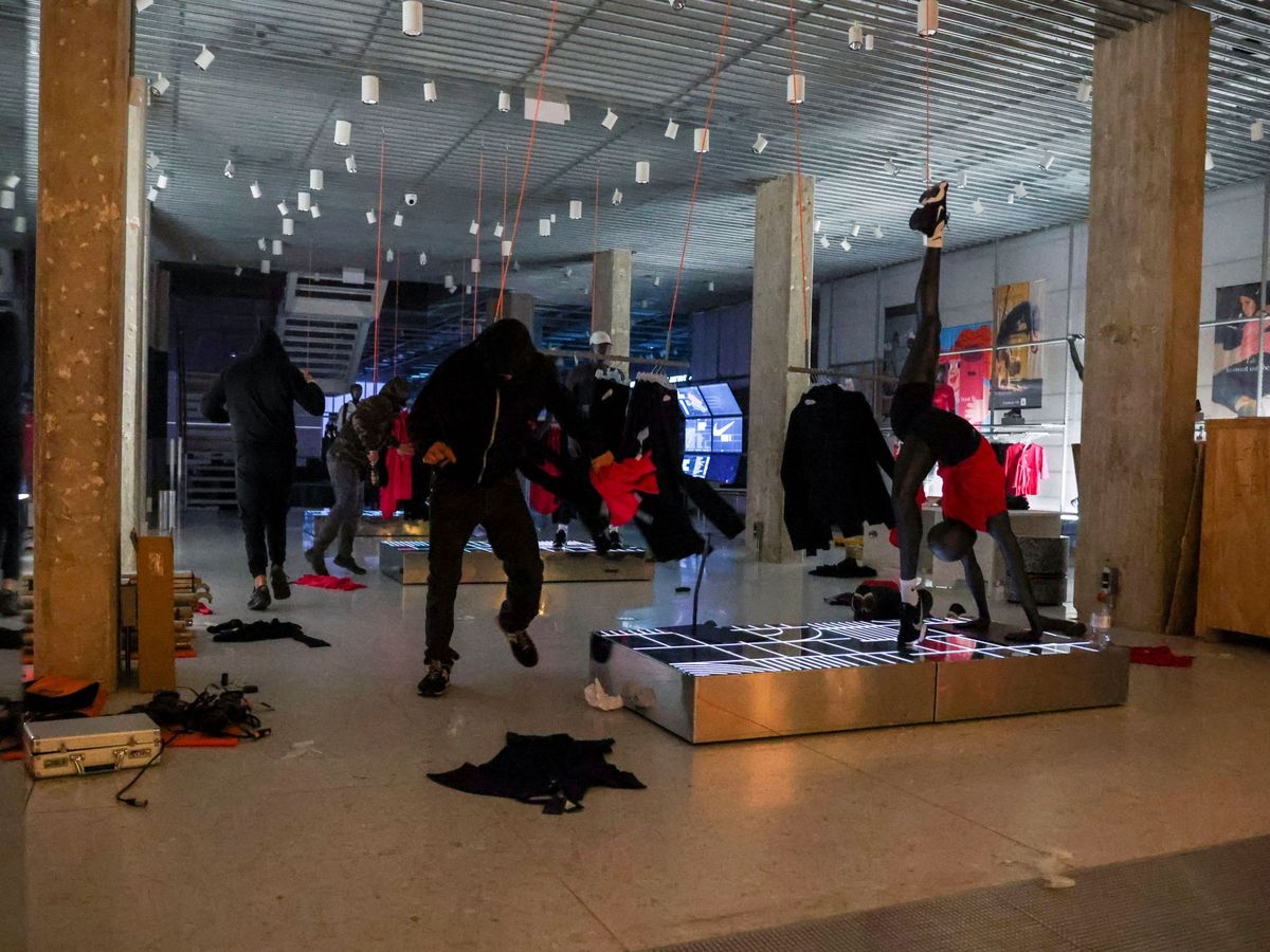 Foto: Asalto a una tienda de ropa durante los disturbios en Barcelona, el pasado 20 de febrero. (Reuters)