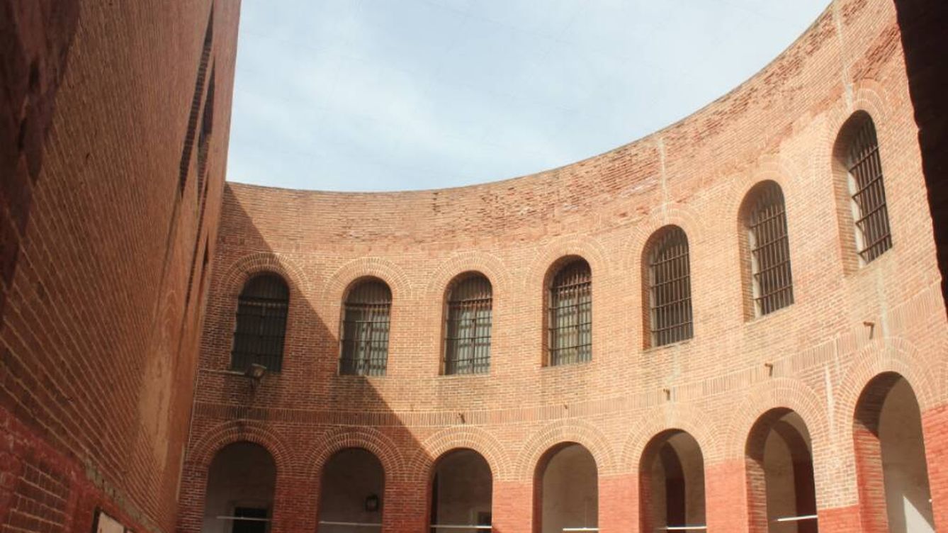 Foto: La cárcel con estructura circular de Mataró, a modo de panóptico de Foucault.