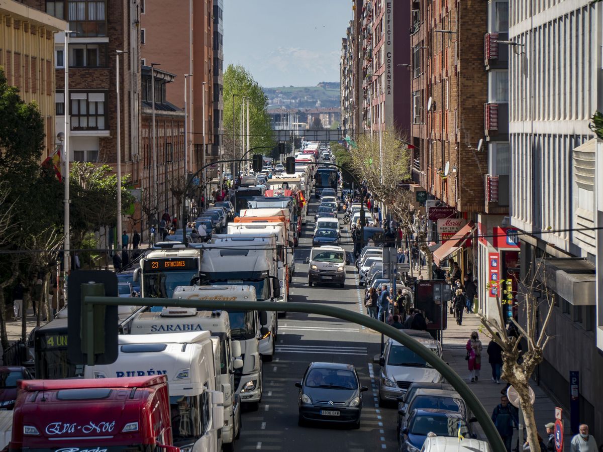Foto: Los pequeños transportistas colapsan el centro de Santander. (EFE/Román G. Aguilera)
