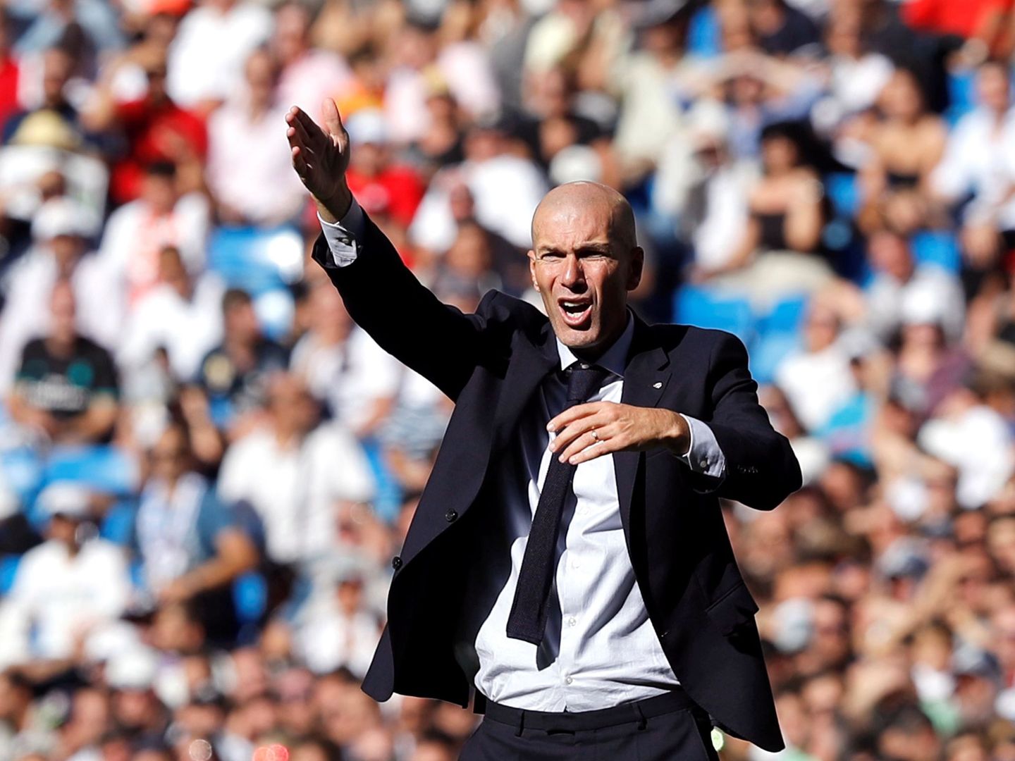 Zidane, dando instrucciones durante el encuentro entre el Madrid y el Granada. (Reuters)