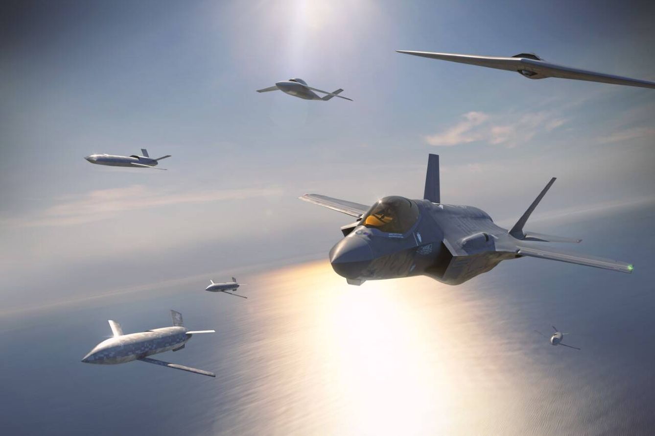 Así serán los escuadrones de combate que unirán pilotos humanos con enjambres de aviones robot en un futuro cercano (Lockheed Martin)