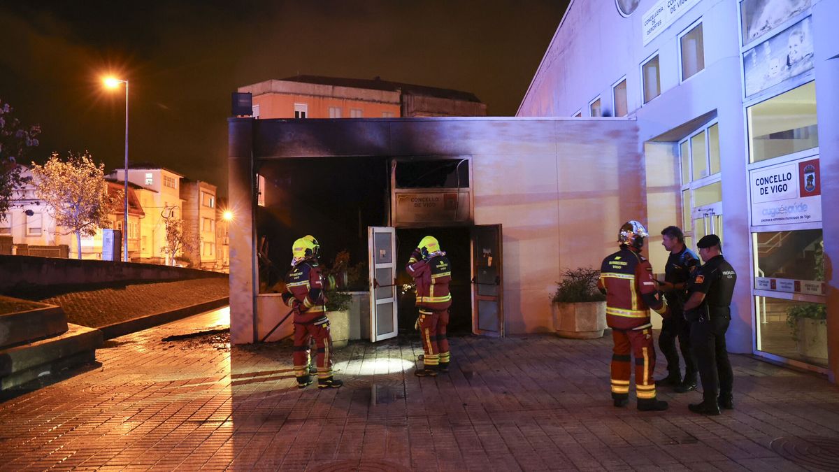 Un incendio en un bar de Redondela (Pontevedra) obliga a desalojar un edificio y no hay heridos