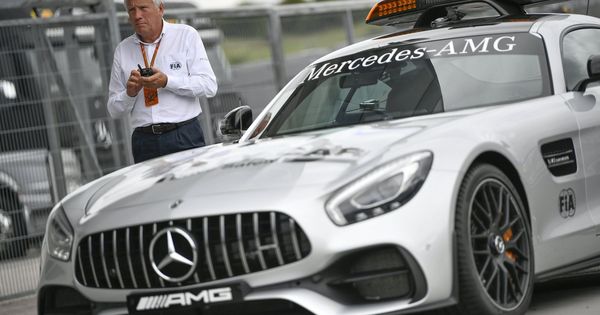 Foto: Charlie Whiting, junto a un 'safety car' en el circuito de Hungaroring en 2017. (EFE)