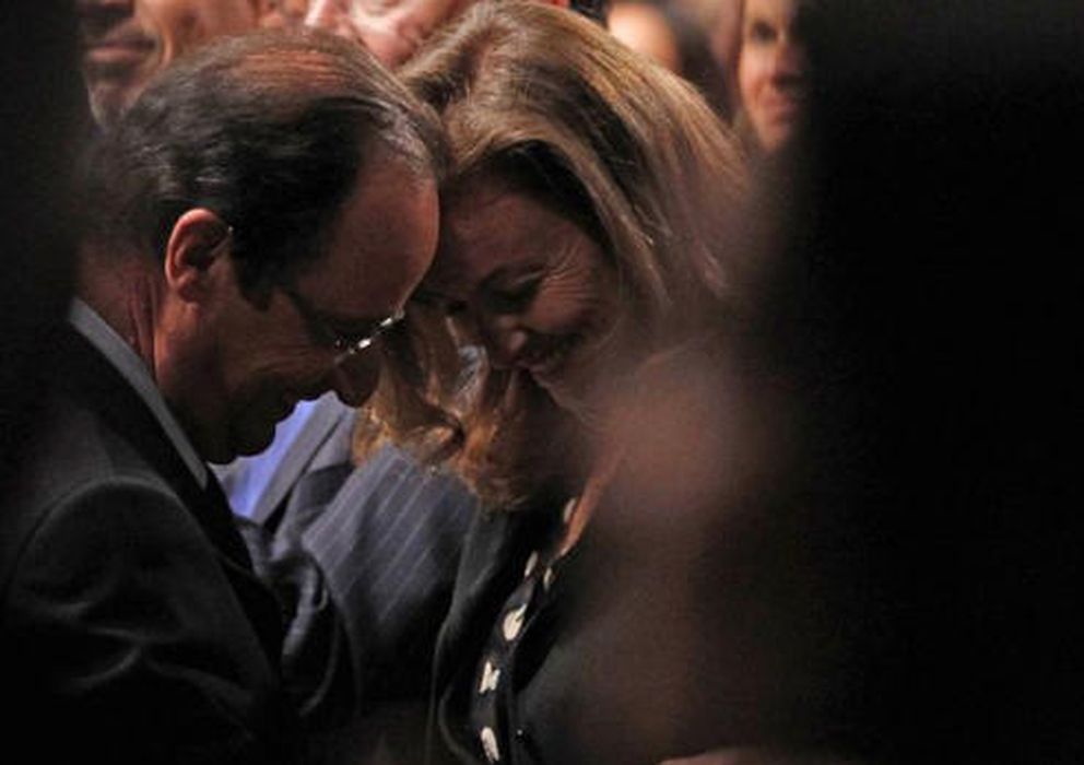 Foto: Hollande saluda a Trierweiler durante un acto político en 2011 (Reuters).