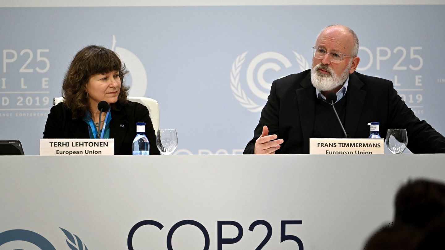 El vicepresidente ejecutivo de la Comisión Europea, Frans Timmermans, y la asesora medioambiental Terhi Lehtonen, en la cumbre del clima. (EFE)