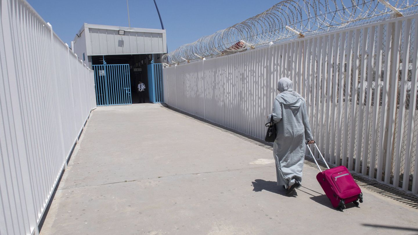 Una mujer atraviesa el paso de España a Marruecos en mayo de este año tras su reapertura. (EFE/Jalal Morchidi)