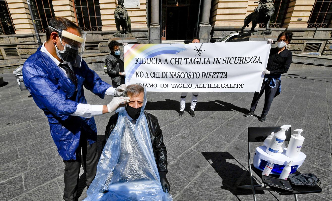 Barberos y peluqueros protestan en Nápoles. (EFE)