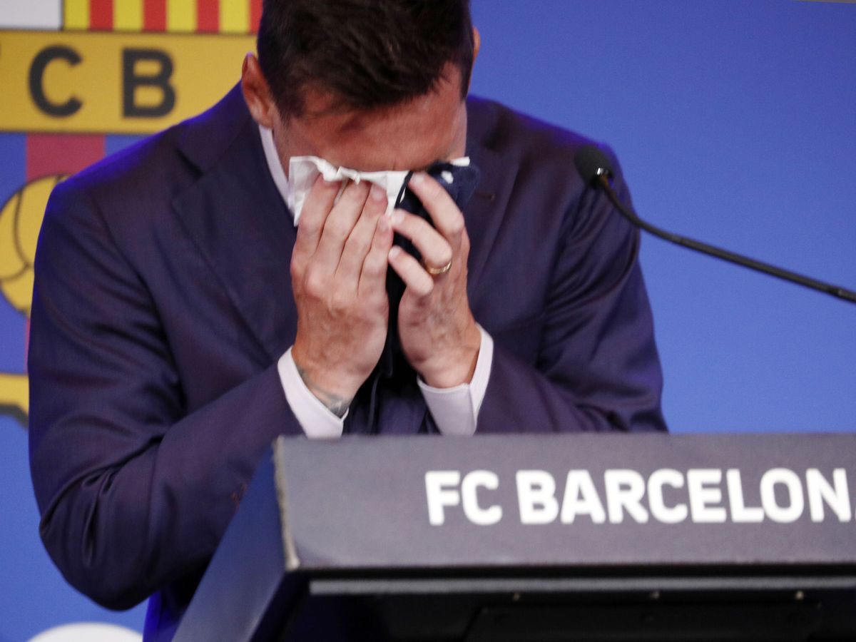 Foto: Leo Messi llora en su despedida del FC Barcelona. (REUTERS)