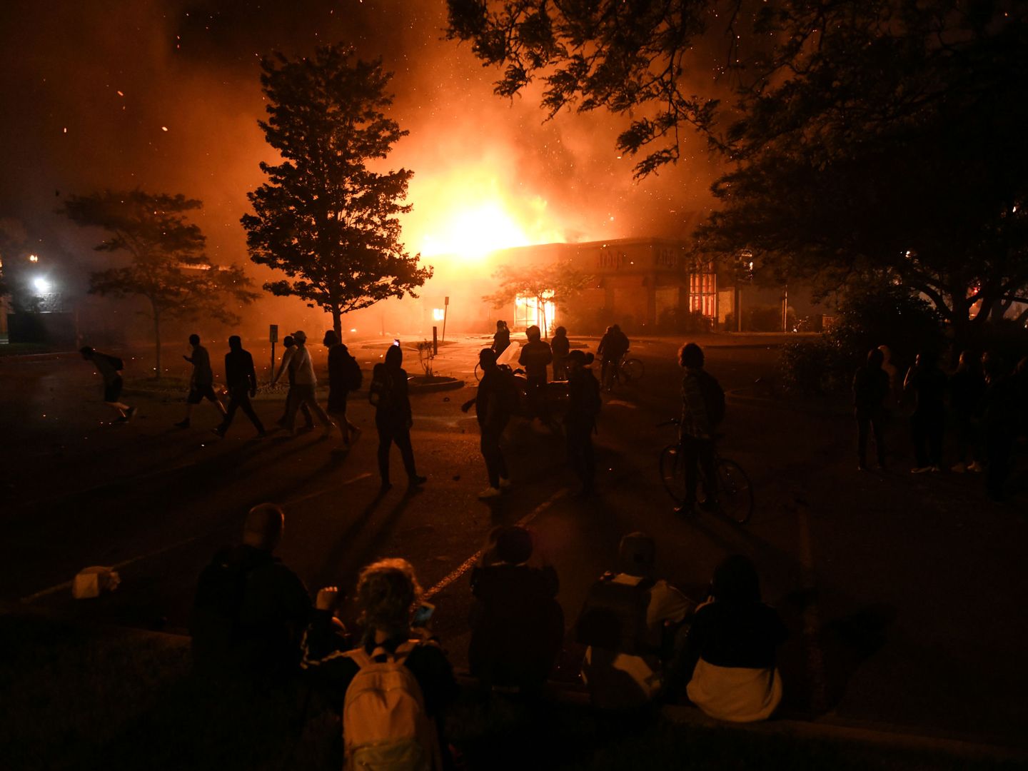 El incendio de la estación de Policía en Mineápolis. (Reuters)