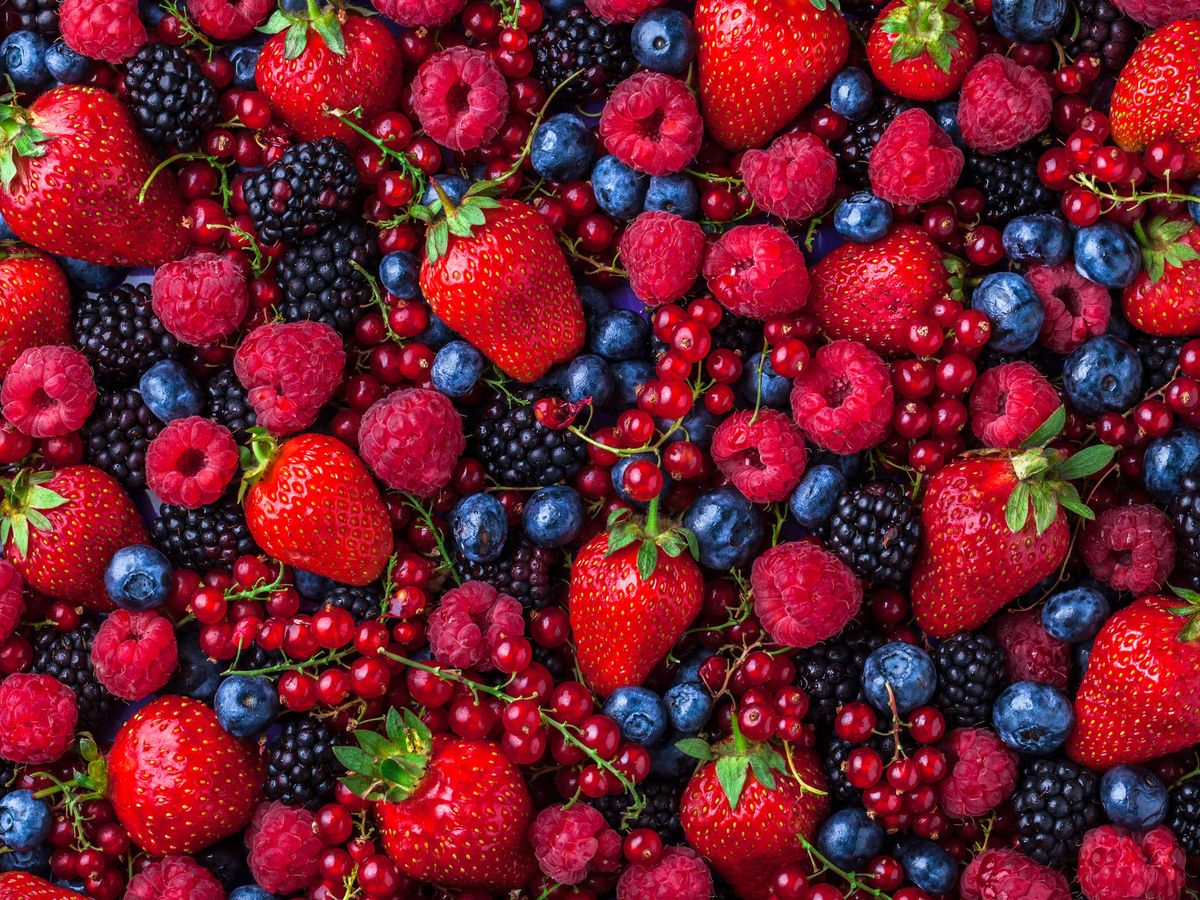 Foto: Ni frambuesas ni fresas: esta es la fruta que te ayuda a luchar contra el envejecimiento y el cáncer. (iStock)