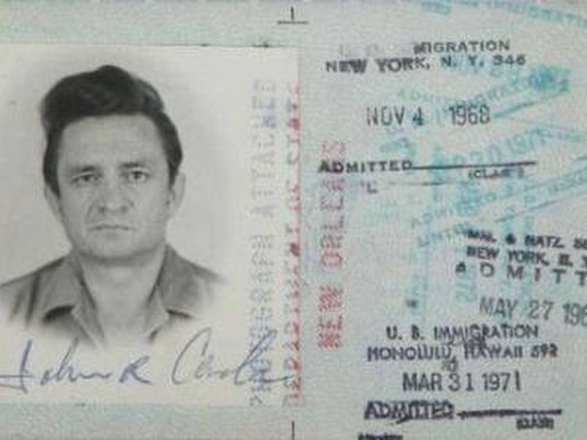 Foto: Johnny Cash en uno de sus documentos oficiales. (Archivo)