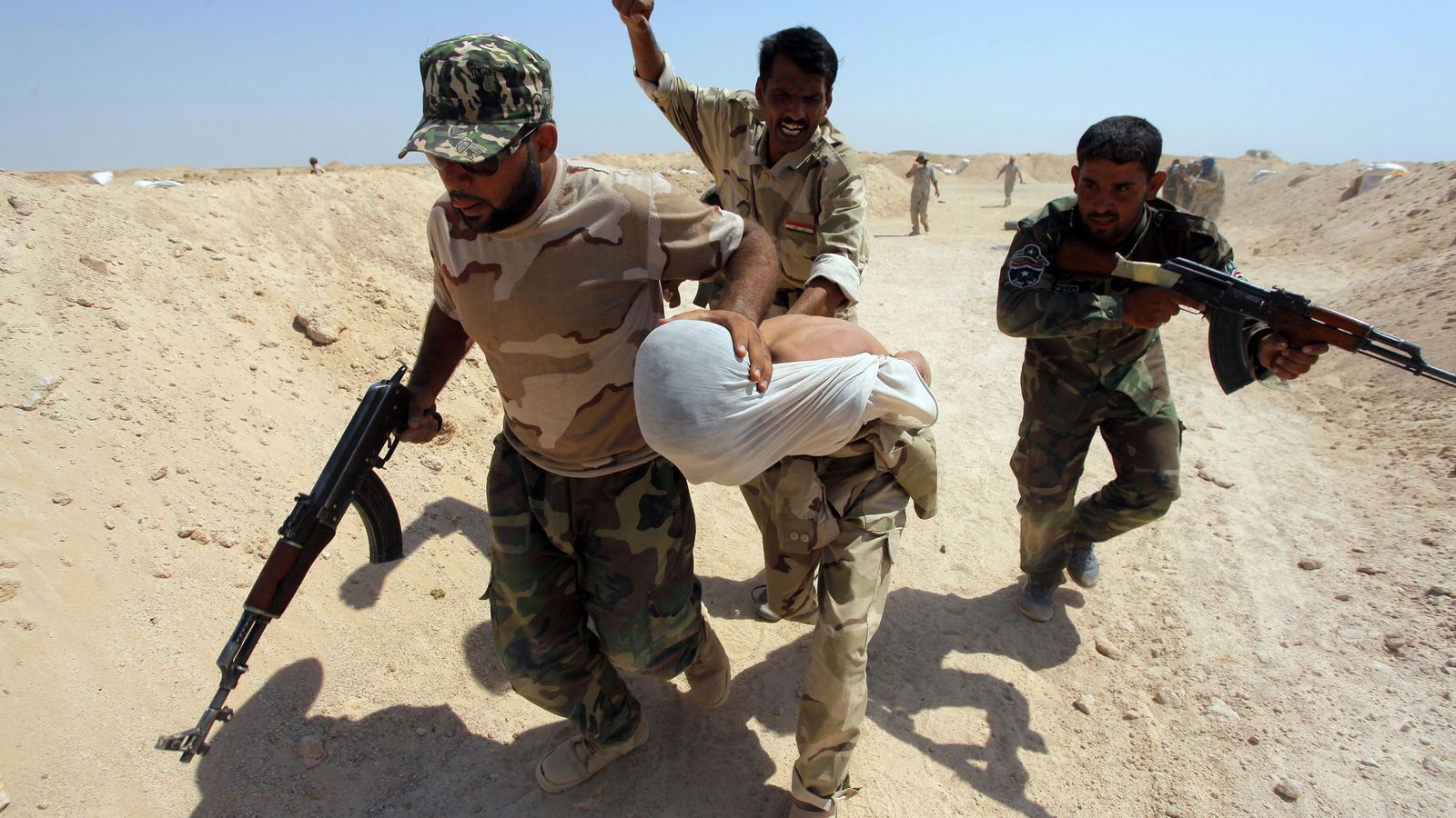 Foto: Milicianos chiíes, reclutados por el Ejército de Irak para luchar contra el ISIS, durante un entrenamiento en una base en Nayaf (Reuters).  
