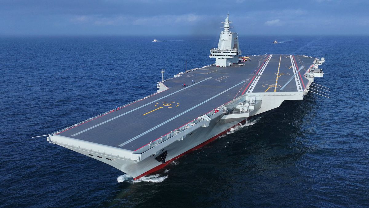 China afirma ahora tener el navío de guerra más grande del planeta