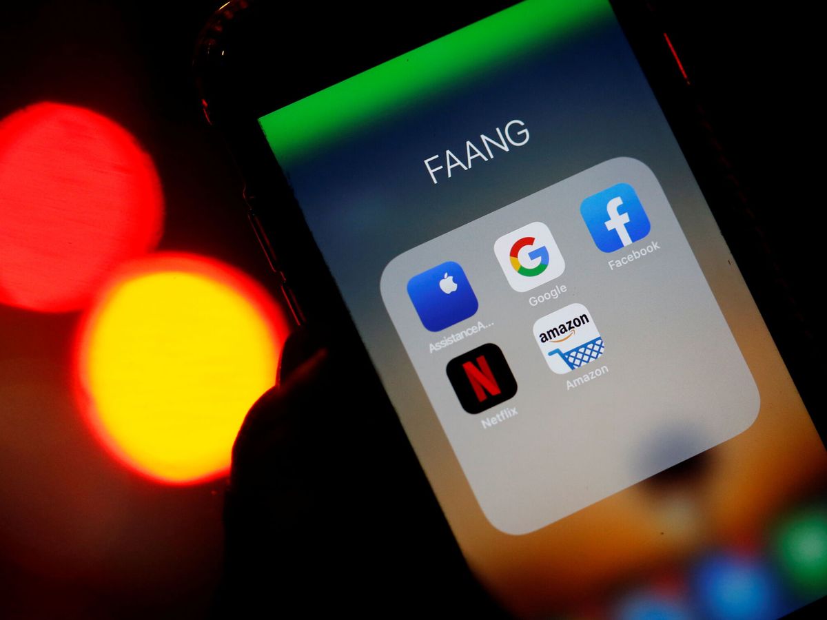 Foto: Logos de las aplicaciones móviles de Apple, Google, Facebook, Netflix y Amazon en una pantalla. (Reuters/ Regis Duvignau)