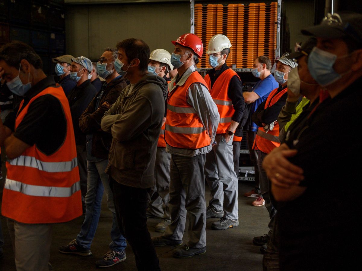 Foto: Varios trabajadores de Nissan en asamblea, este viernes. (EFE)