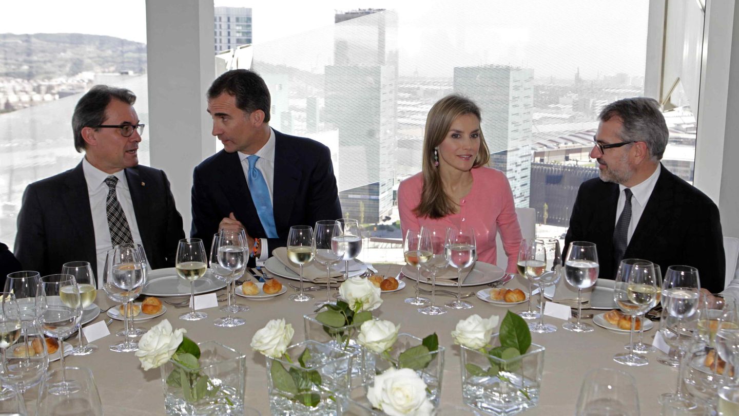 Artur Mas, el rey Felipe VI, la reina Letizia y Marc Puig conversan en una comida para conmemorar el centenario de Puig. (EFE)