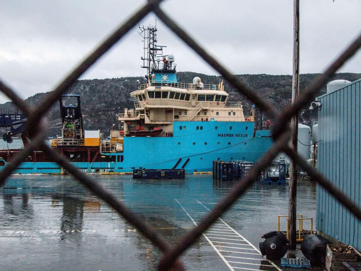 Foto: El barco canadiense que transportaba los cuerpos de dos tripulantes del Villa de Pitanxo. (EFE/Julio César Rivas)
