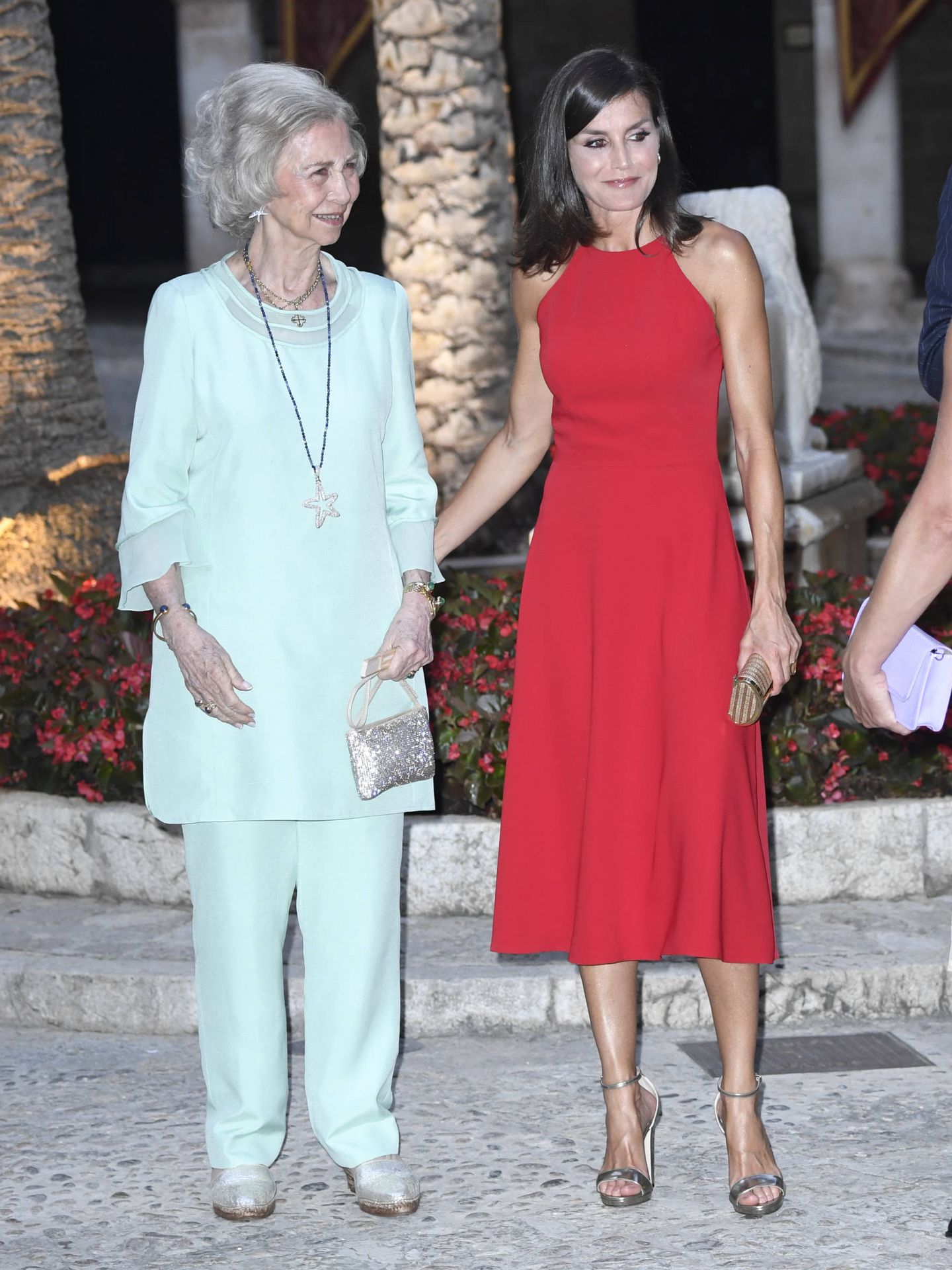 La reina Letizia y la reina Sofía, en la recepción del Palacio de la Almudaina. (Limited Pictures)