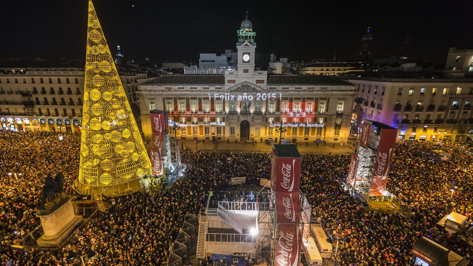 Foto: El reloj de la Puerta del Sol da la bienvenida al año 2015 en una celebración que concentró a miles de personas en la plaza madrileña. (Efe) 