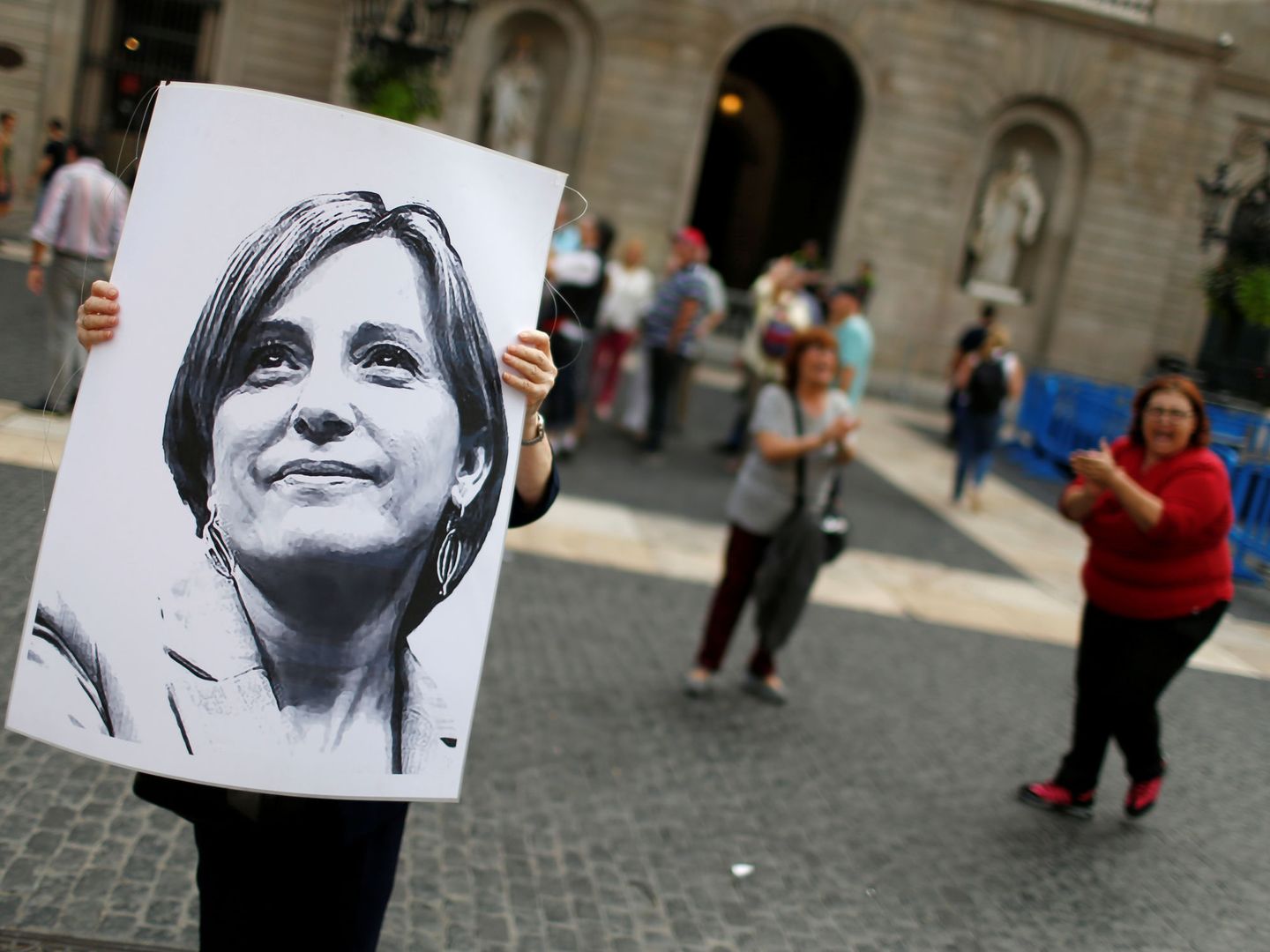 Una pancarta con el rostro de Carme Forcadell, otra de los dirigentes de ERC encarcelados. (Reuters)