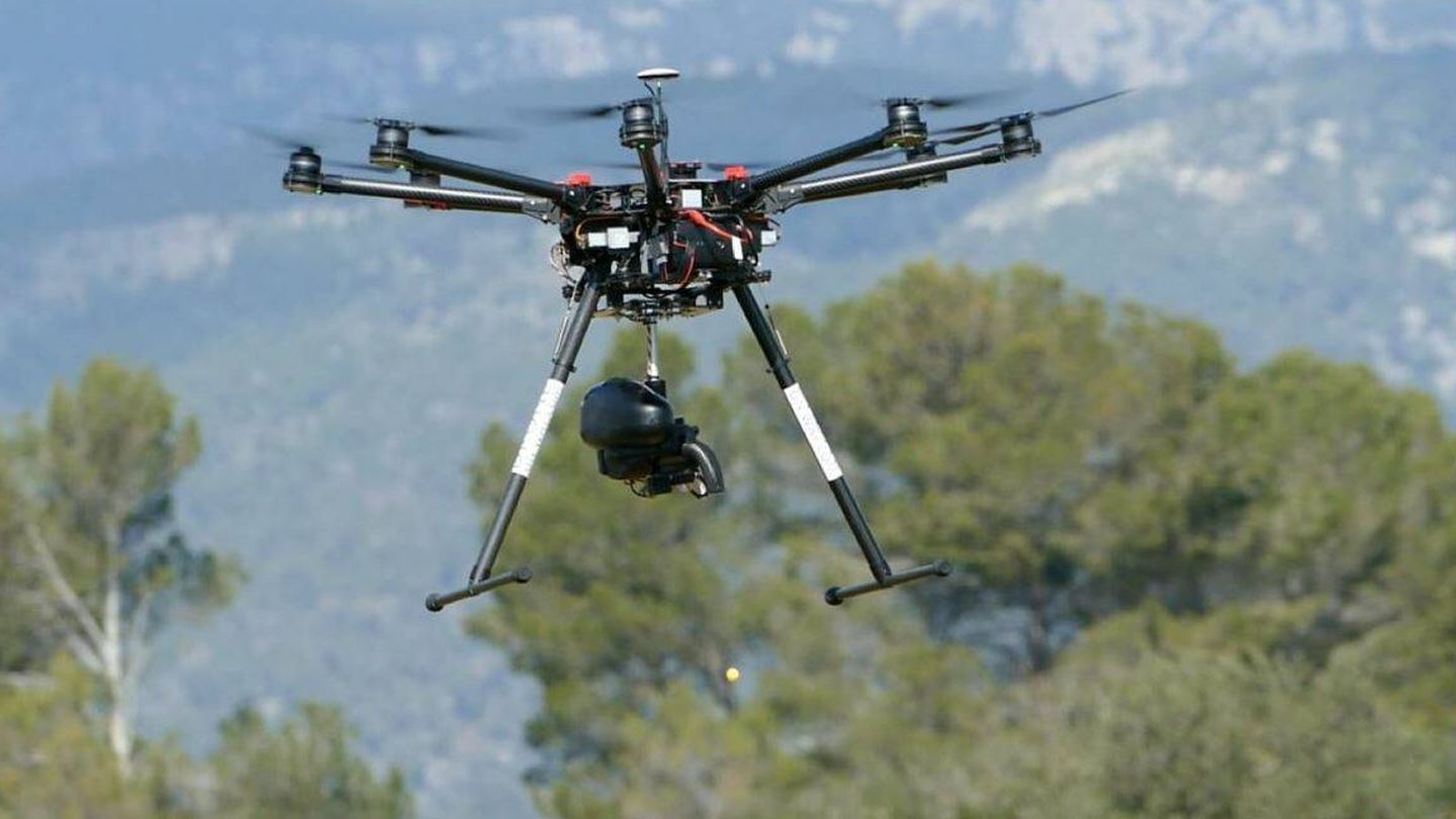 Uno de los drones de CO2 Revolution, en tareas de reforestación. (EFE)