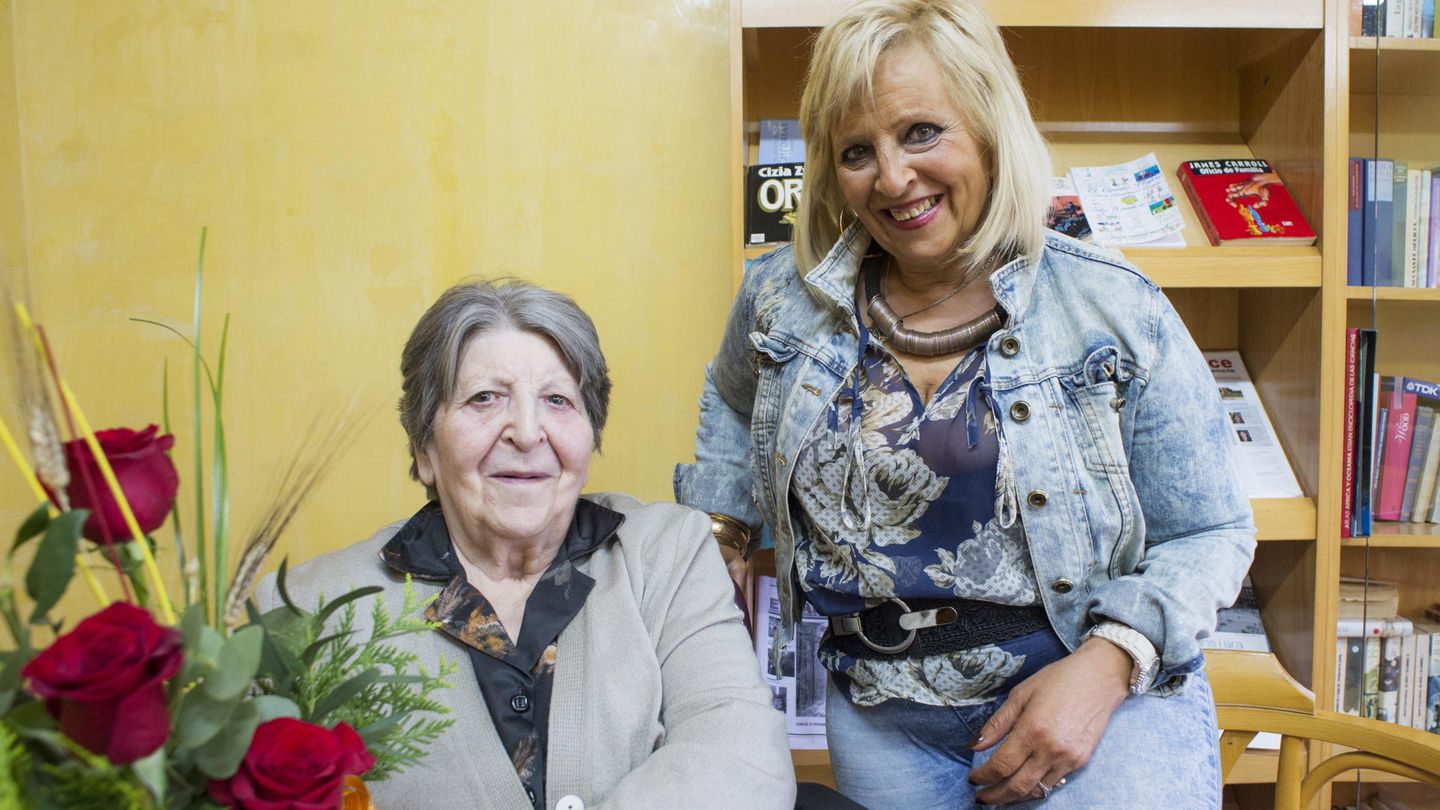 Pilar Abel posa junto a su madre | EFE