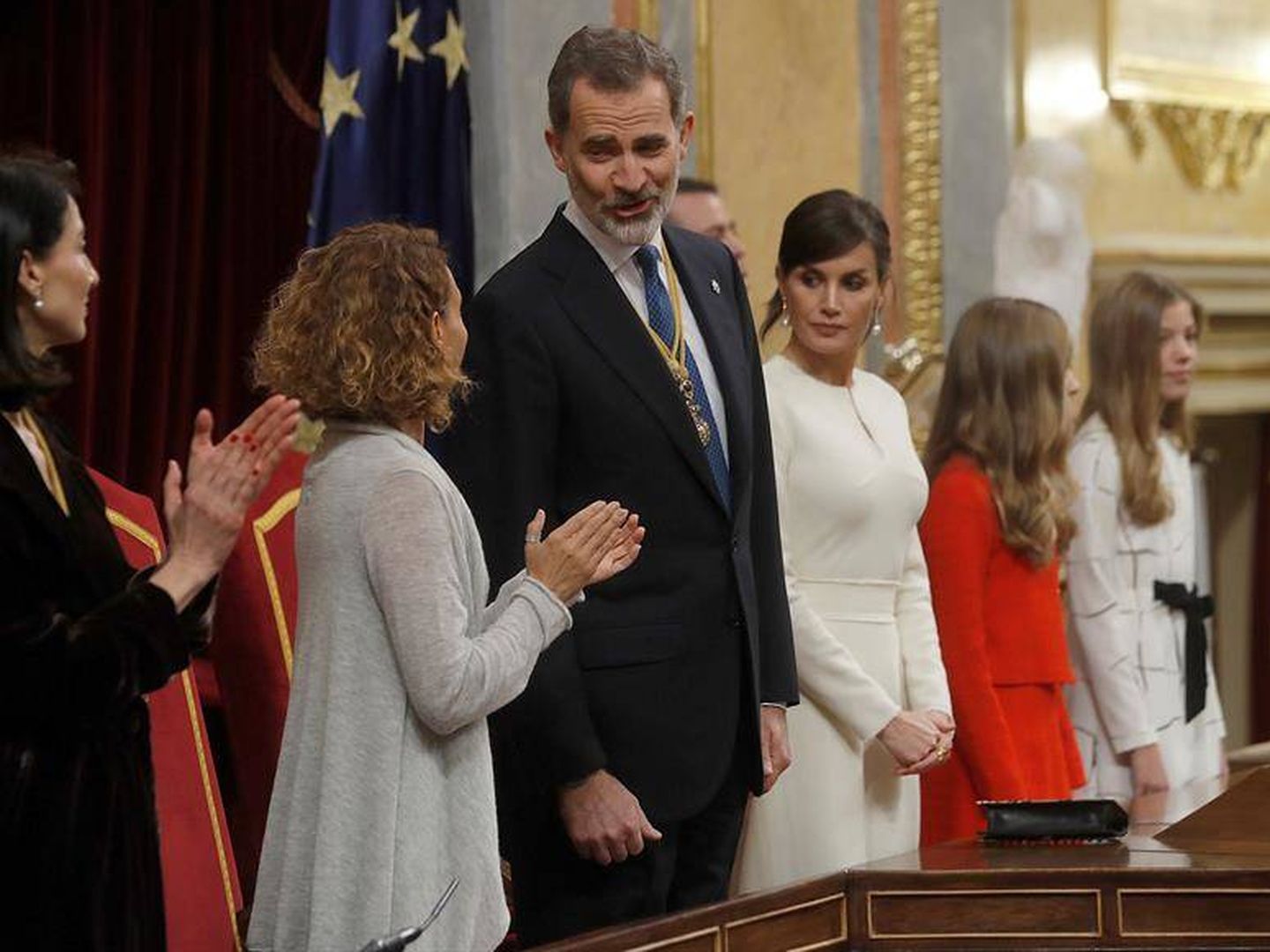 La presidenta del Congreso, Meritxell Batet, y la presidenta del Senado, Pilar Llop, aplauden a Felipe VI. (EFE)