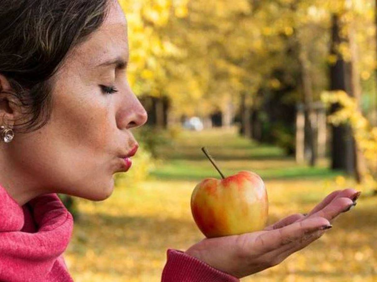 Foto: Nutricionistas y médicos recomiendan tomar manzana con miel antes que recurrir a un snack (Pixabay)