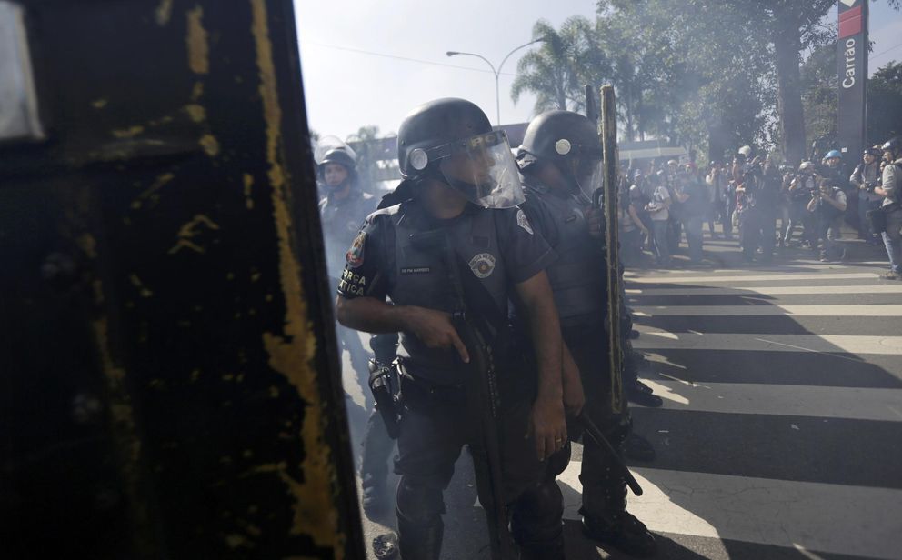 Antidisturbios disparan gases lacrimógenos durante la protesta en Sao Paulo (Reuters).