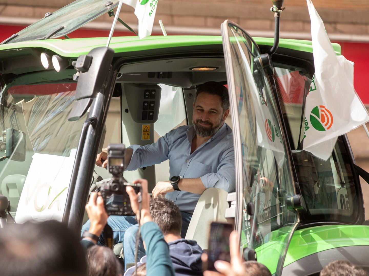 Santiago Abascal, en un tractor durante una protesta de agricultores en Murcia. (EFE)