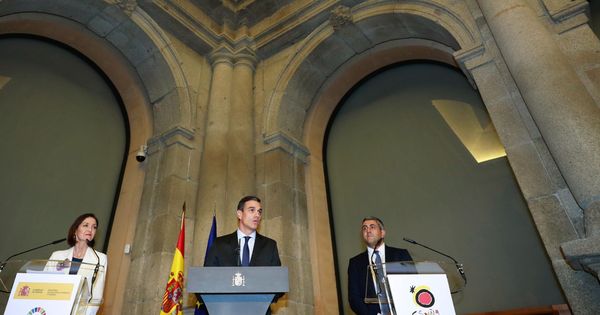 Foto: Pedro Sánchez, con la ministra de Industria, Reyes Maroto, y el secretario general de la OMT, en la recepción por Fitur en el Museo del Prado, este 22 de enero. (EFE)