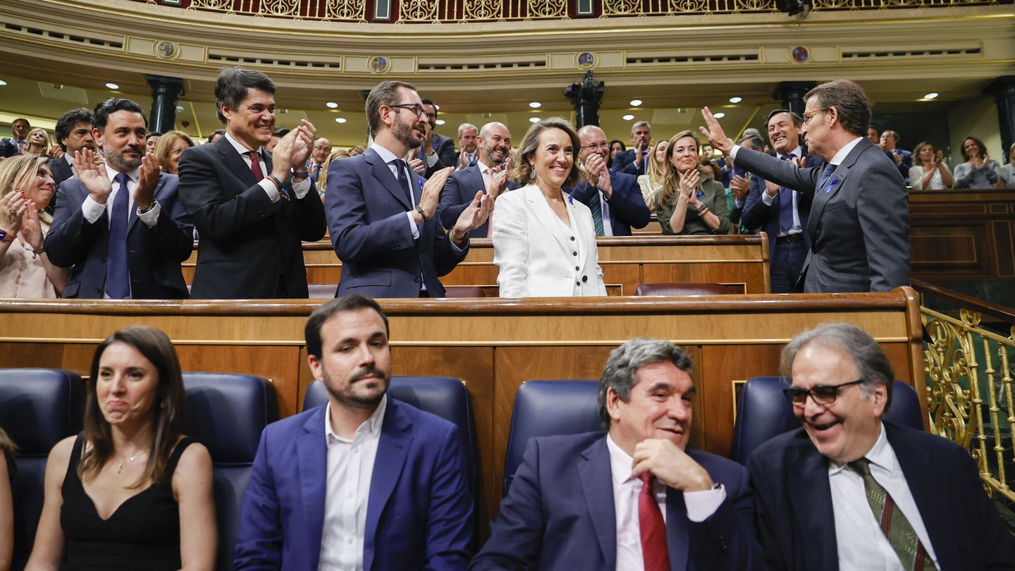 El líder del PP, Alberto Núñez Feijóo (d-arriba) es aplaudido por su grupo parlamentario a su llegada al Congreso. (EFE/Chema Moya)