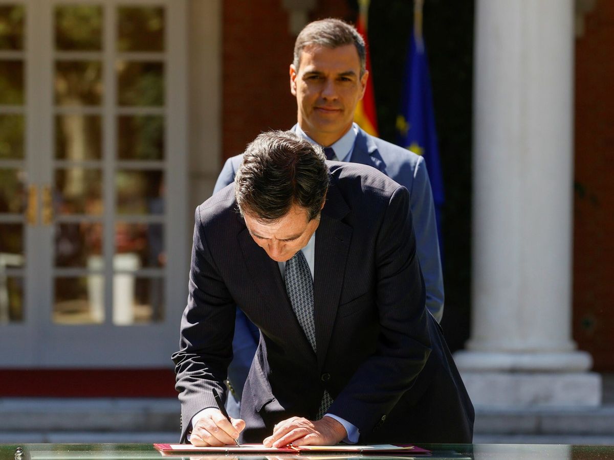 Foto: El presidente de la CEOE, Antonio Garamendi, firma la reforma de las pensiones. (EFE)