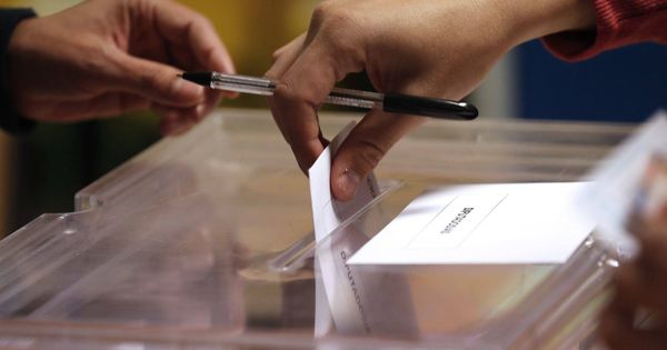 Foto: Un votante emitiendo su voto en unas elecciones (EFE)
