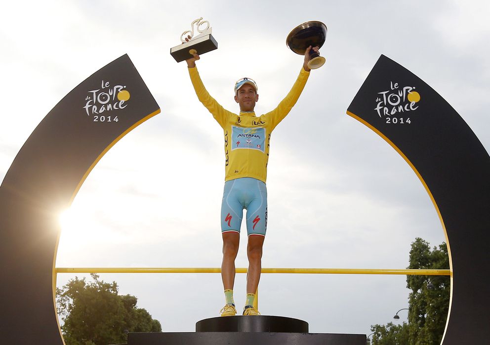Foto: Vincenzo Nibali celebra la victoria en el Tour de Francia 2014.