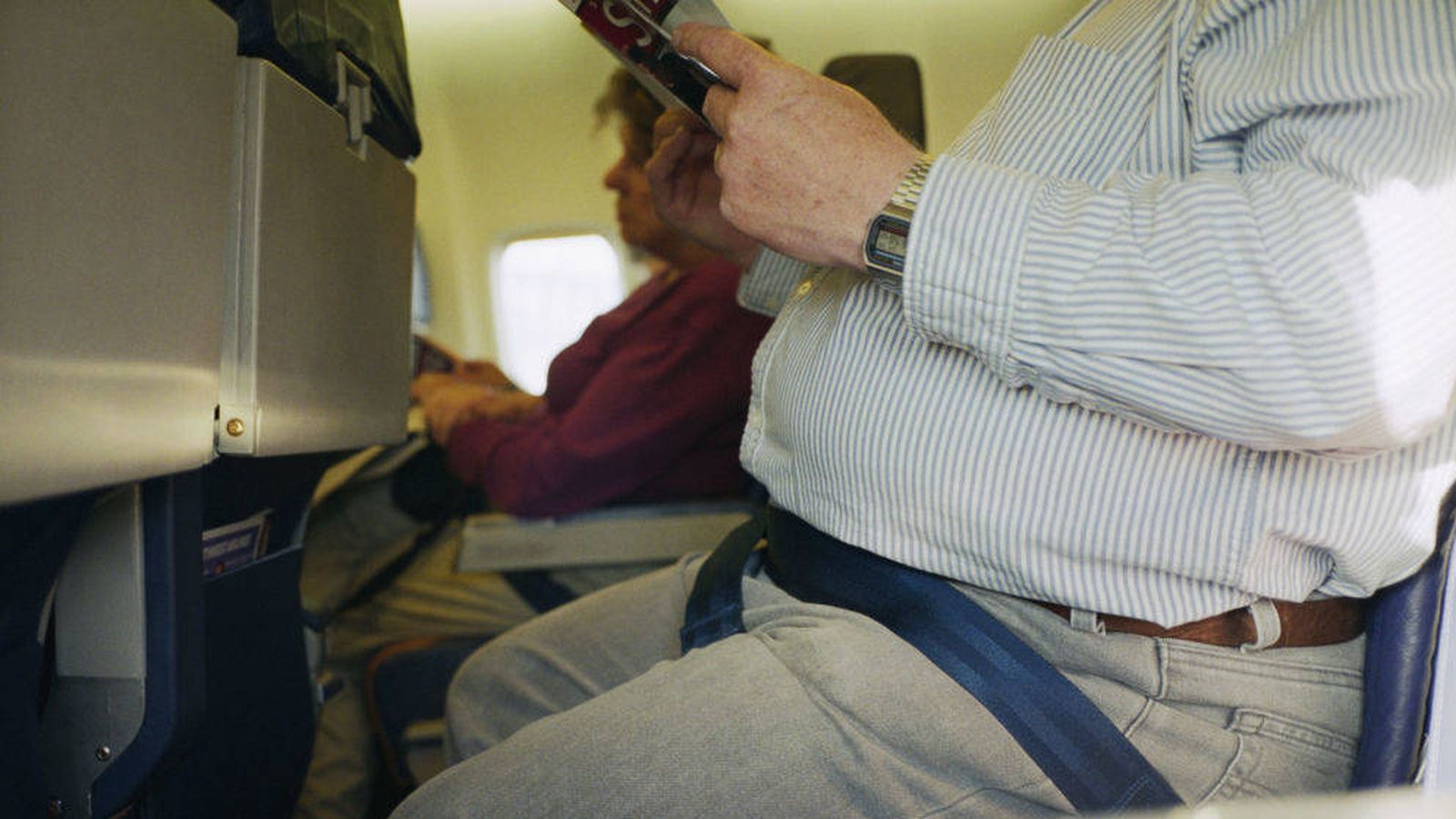 Foto: Imagen de archivo de un pasajero con sobrepeso en un avión (Corbis)