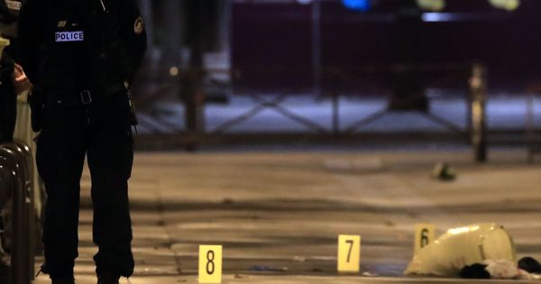 Foto: Un agente de policía hace guardia frente a la zona de París en la que se produjo el ataque con cuchillo contra siete personas. (Reuters)