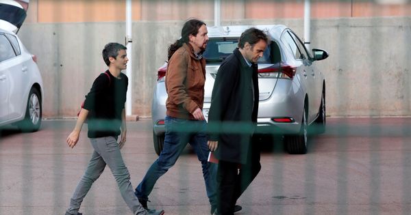 Foto: Pablo Iglesias, acompañado por la diputada de En Comú, Lucía Martín, y el teniente de alcalde en el Ayuntamiento de Barcelona, Jaume Asens, a su llegada a la prisión de Lledoners. (EFE)
