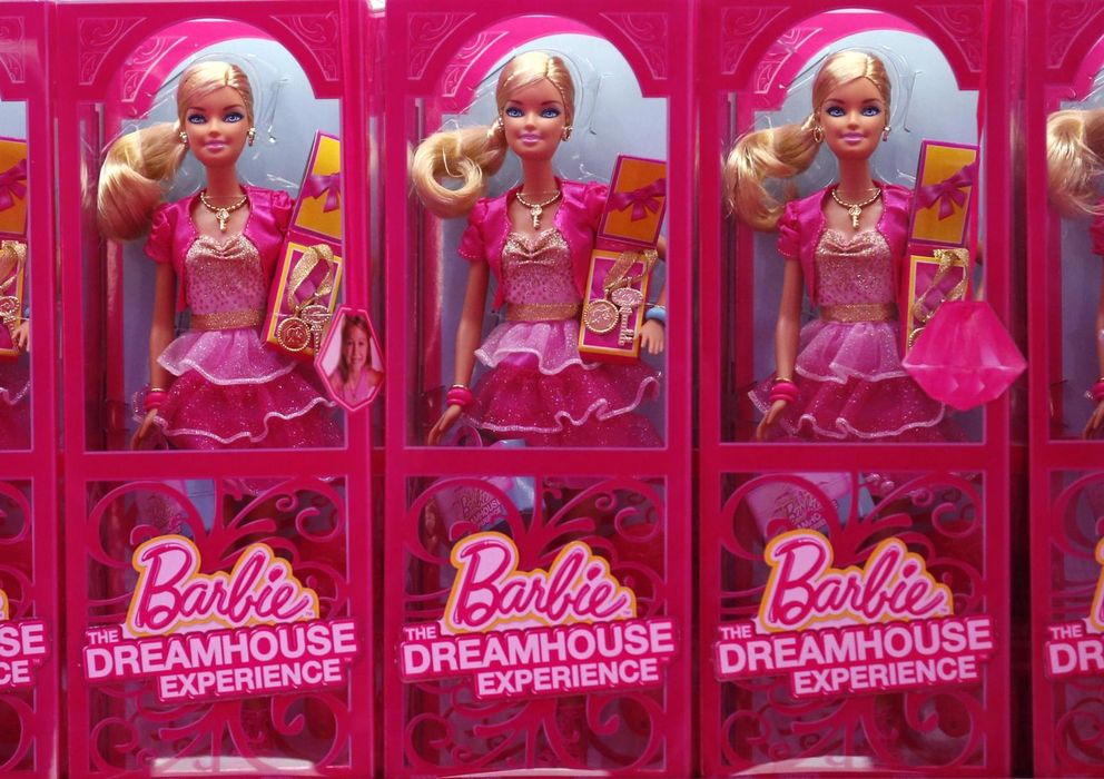 Foto: Barbies en el mostrador de una tienda (REUTERS)