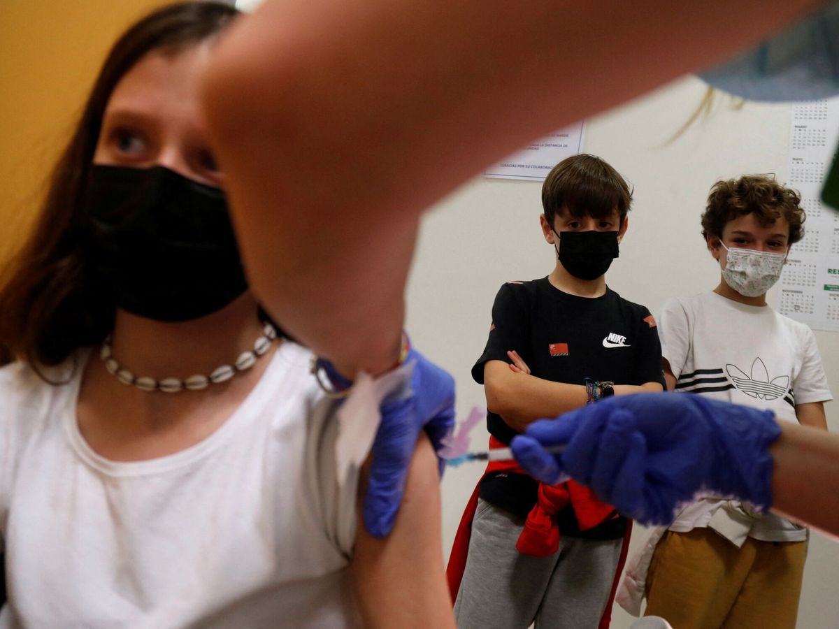 Foto: Varios menores reciben la vacuna contra el covid-19. (Susana Vera/Reuters) 