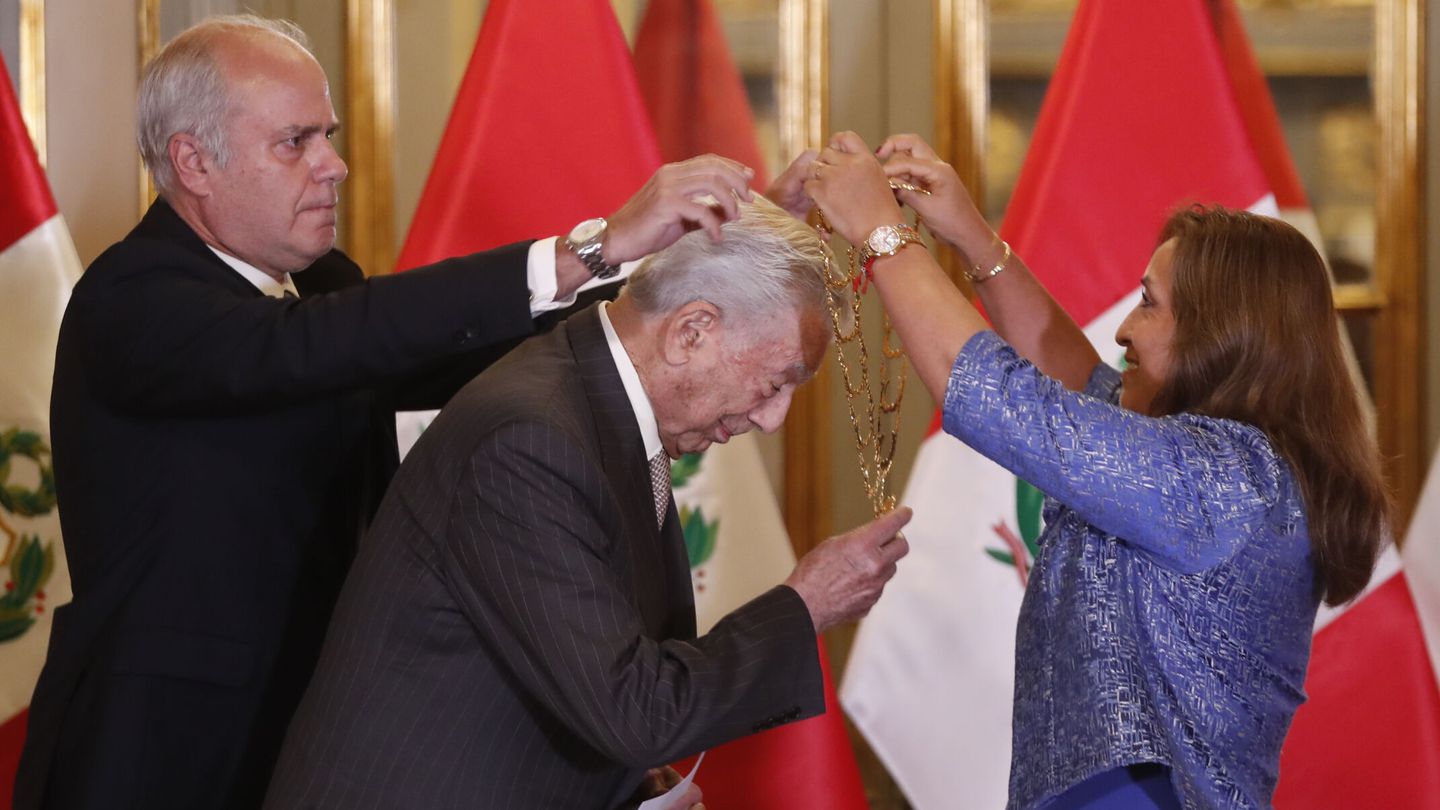 Mario Vargas Llosa, en el momento de la imposición de la Orden del Sol. (EFE/Paolo Aguilar)