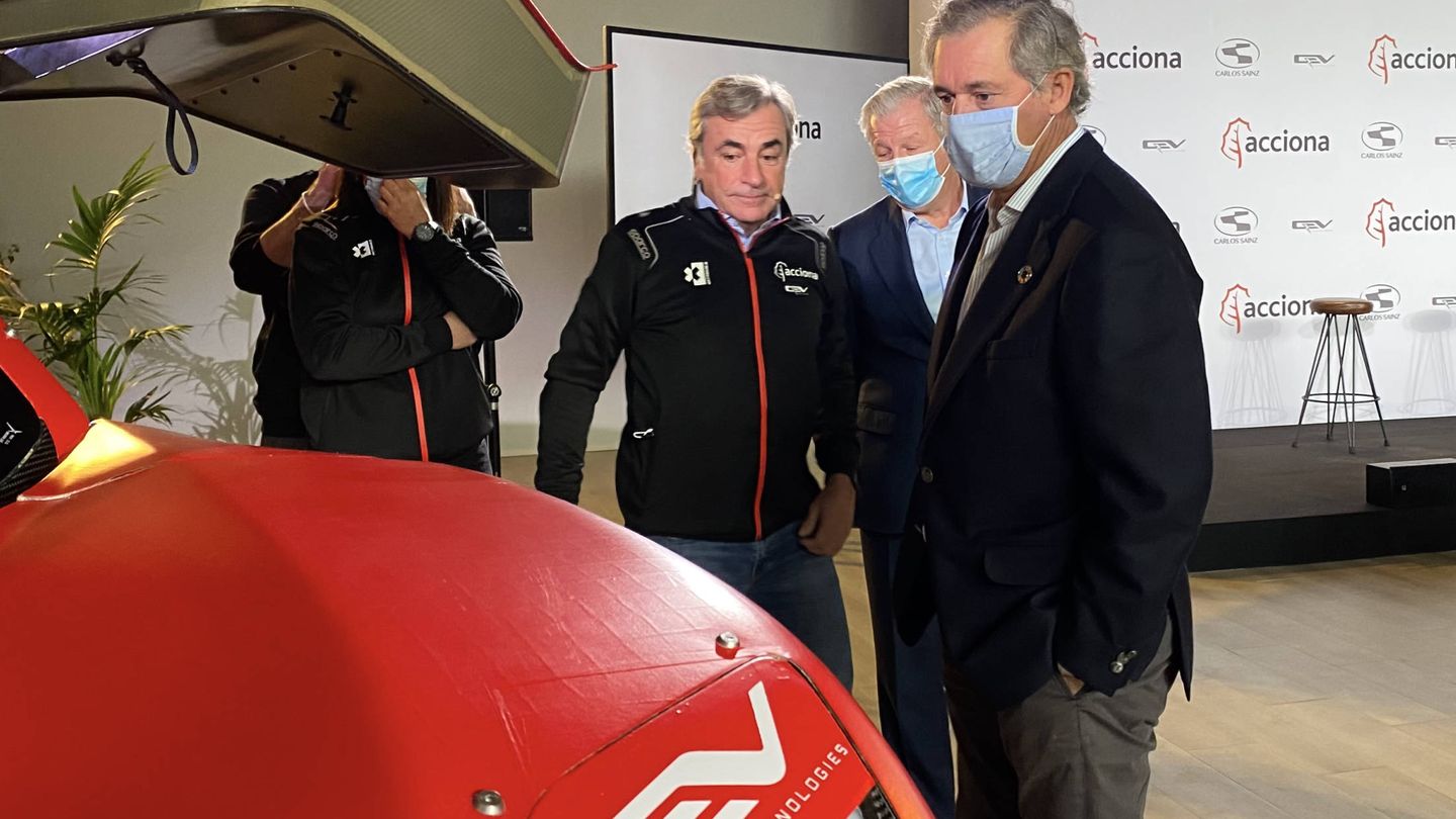 Carlos Sainz muestra el SUV eléctrico del Extreme E a José Manuel Entrecanales, presidente de Acciona