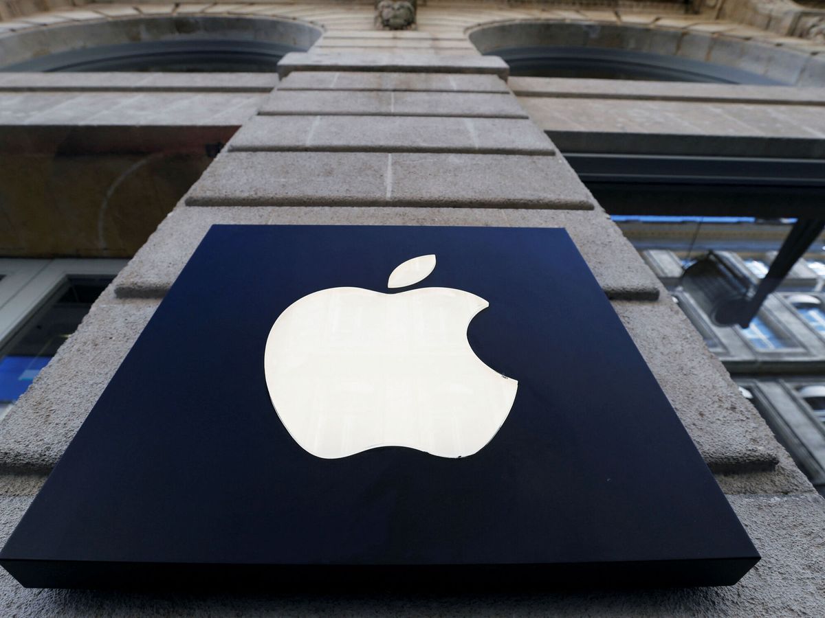 Foto: Tienda de Apple con su logo. (Reuters/Regis Duvignau)