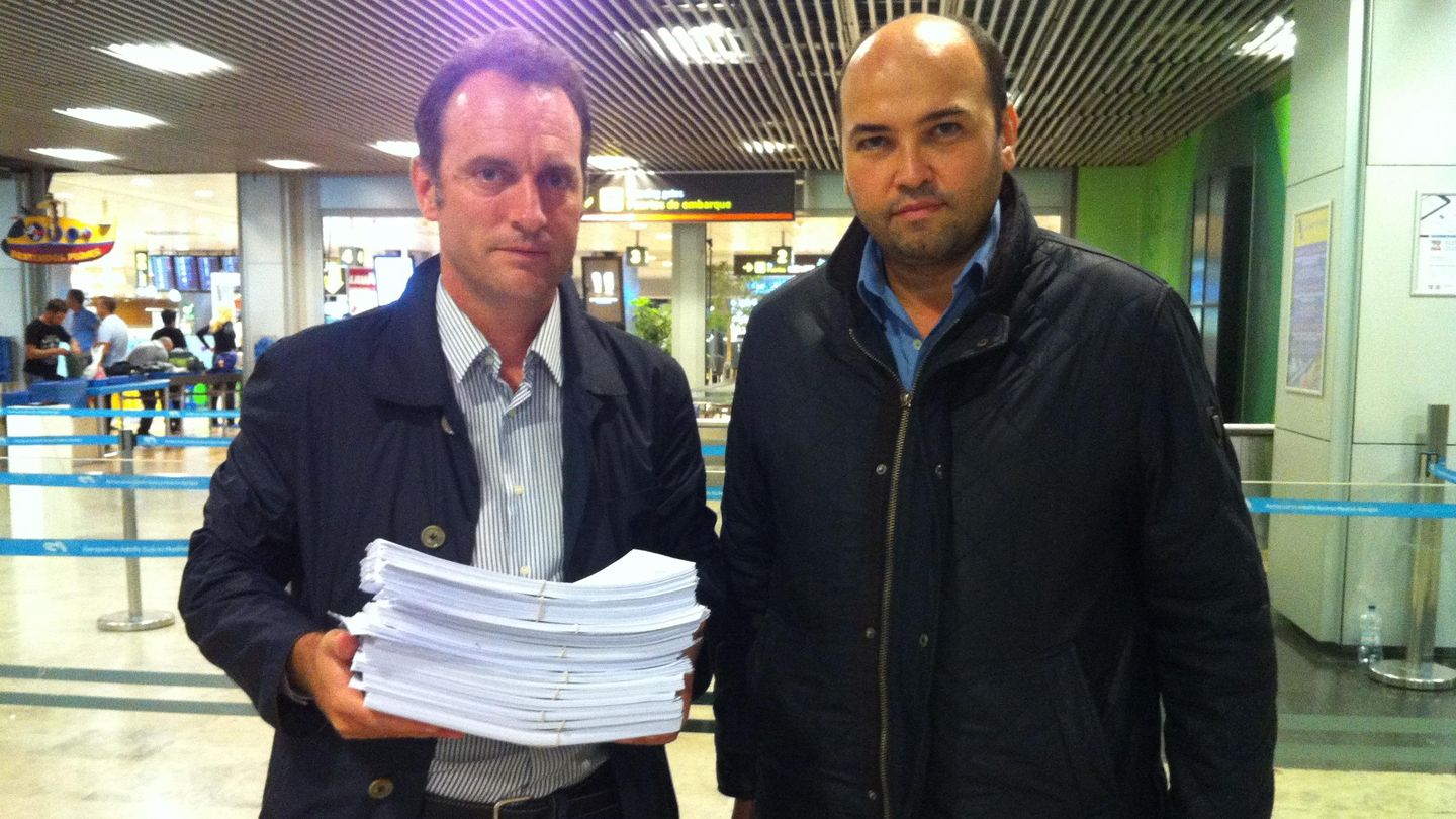 Daniel Portero y su abogado, Miguel Ángel Rodríguez, antes de viajar a Argentina. (EFE)
