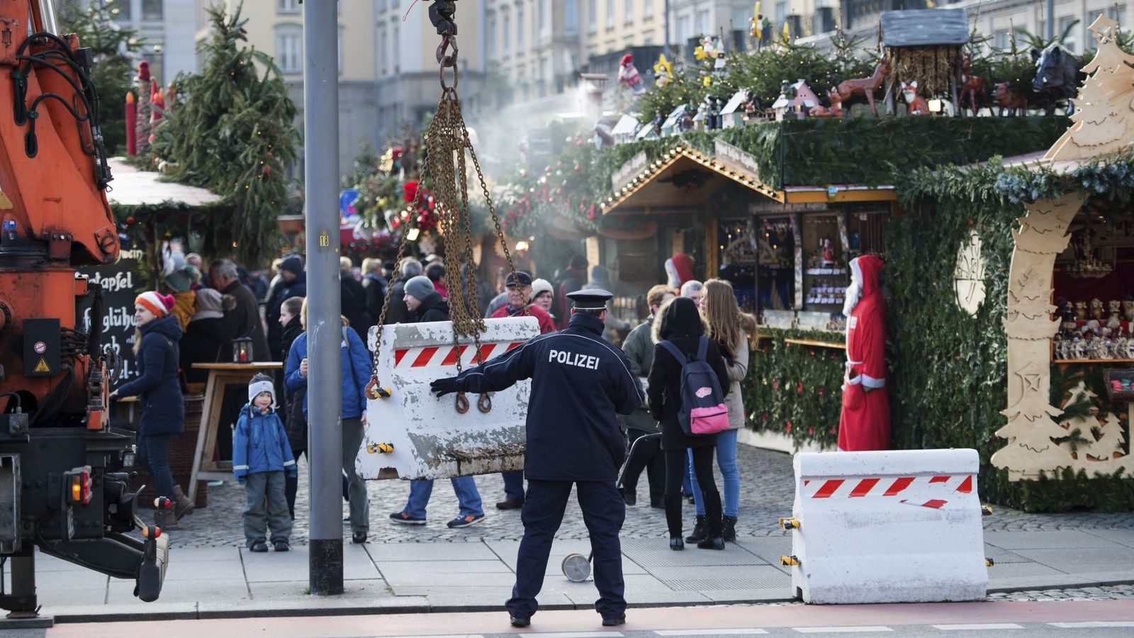 Foto: Barreras de hormigón son colocadas para evitar ataques como el de Berlín en un mercadillo navideño en Dresde, Alemania. (Efe)