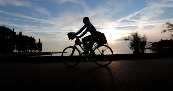 Foto: Un ciclista paseando por una acera. (EFE)