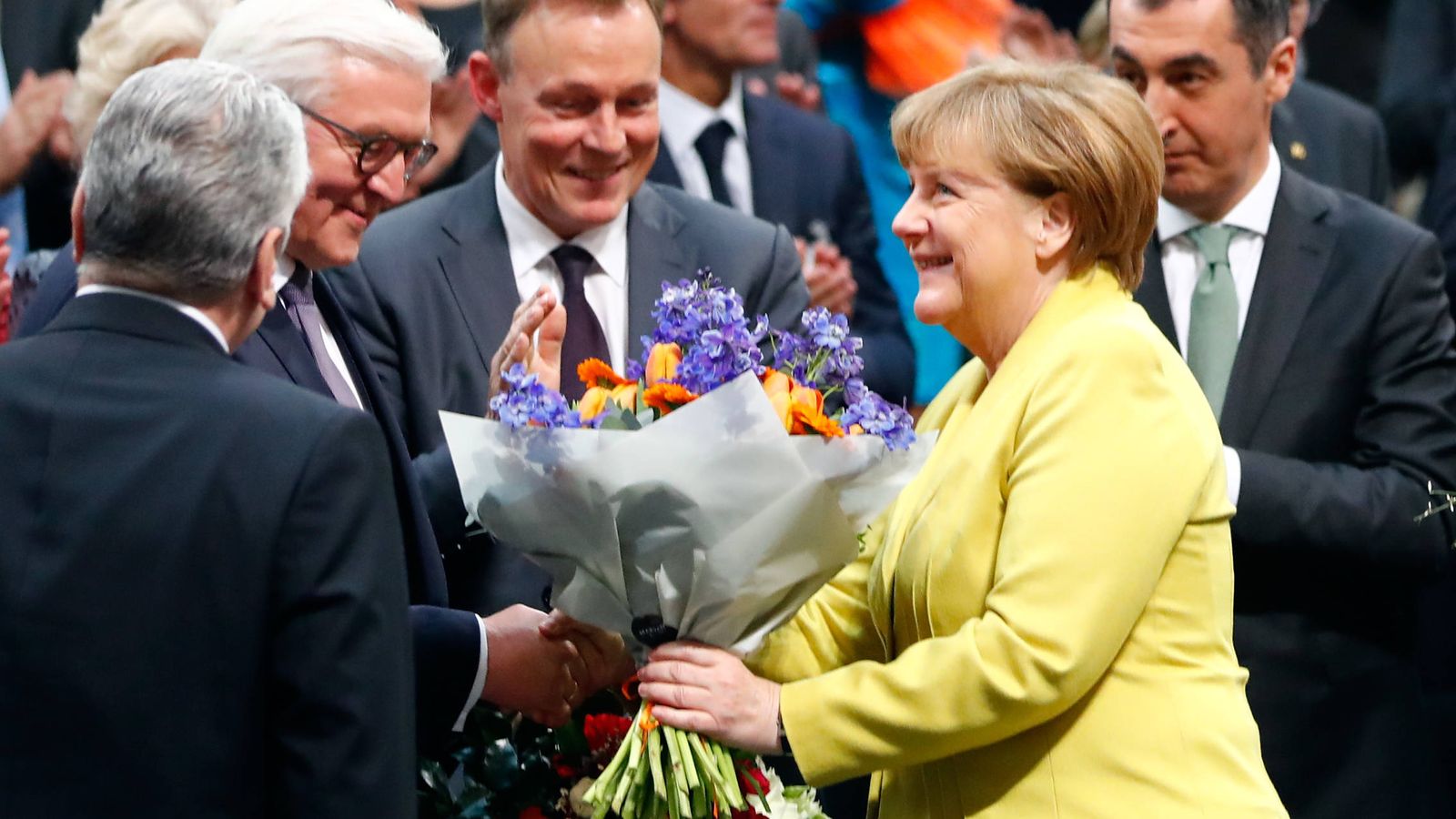 Foto: Frank-Walter Steinmeier es felicitado por Angela Merkel tras su elección como presidente en el Reichstag, Berlín (Reuters). 