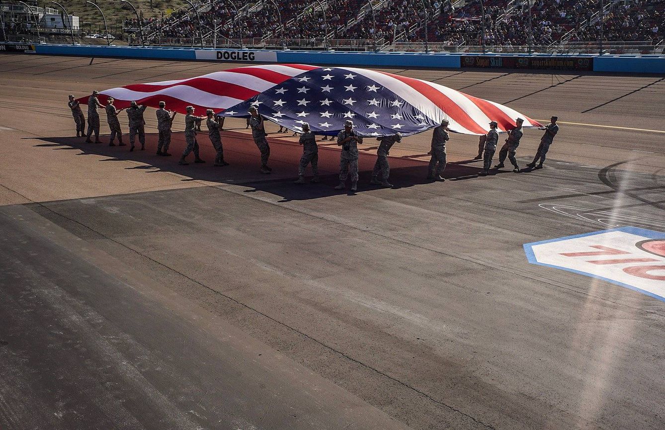 Mlitares estadounidenses recorren el circuito con una bandera. (G. Cervera)