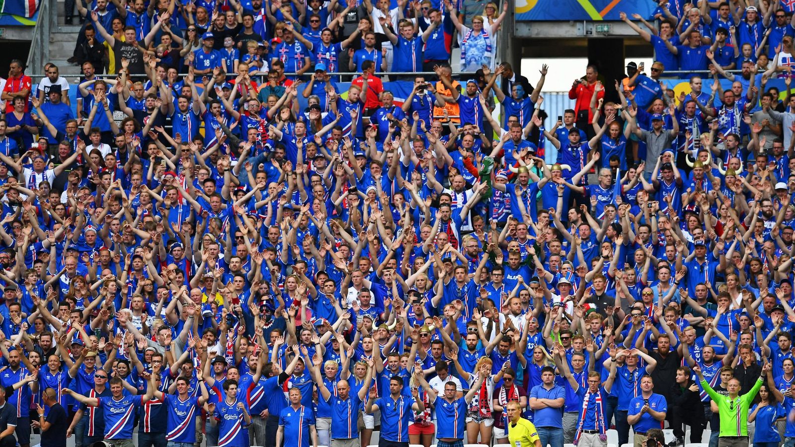 Foto: La ruidosa y espectacular afición de Islandia se fue decepcionada tras el postrero gol de Hungría (EFE)