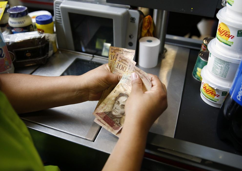 Foto: Una cajera cuenta billetes venezolanos en un supermercado (Reuters)